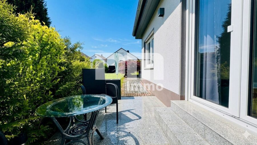 (R)eserviert!Sanierter Zweigenerationen-Traum mit Pooloase und autarker Zukunftsvorsorge - Terrasse 1 / Zugnag Gartenbereich + Terrasse 2